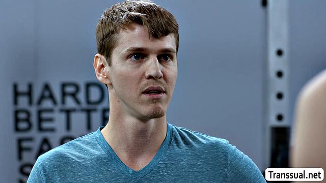 С утра в спортзале трахаю клиента в жопу и сосу член - shemale Sage Roux и Amanda Riley.