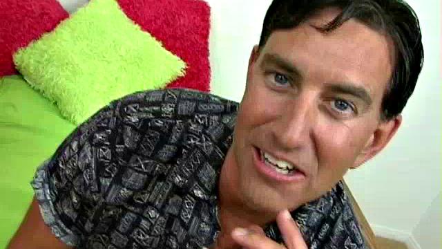 офисная пышка решила устроить перерыв с подвохом под столом