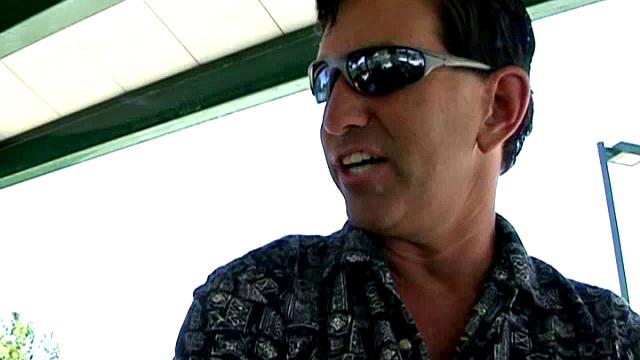 офисная пышка решила устроить перерыв с подвохом под столом