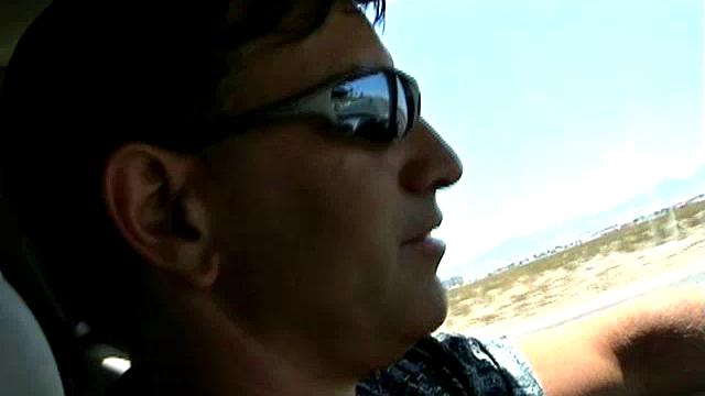 офисная пышка решила устроить перерыв с подвохом под столом