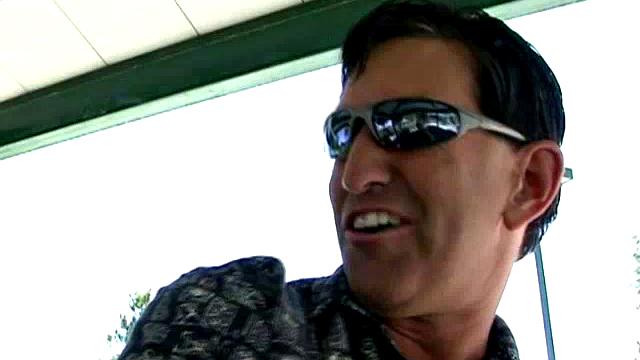 офисная пышка решила устроить перерыв с подвохом под столом