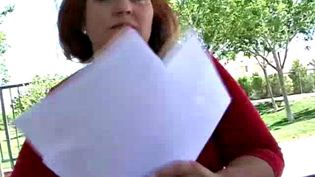 офисная пышка решила устроить перерыв с подвохом под столом