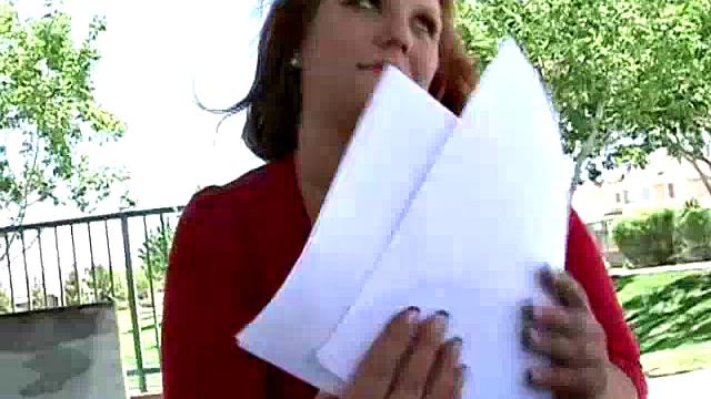 офисная пышка решила устроить перерыв с подвохом под столом