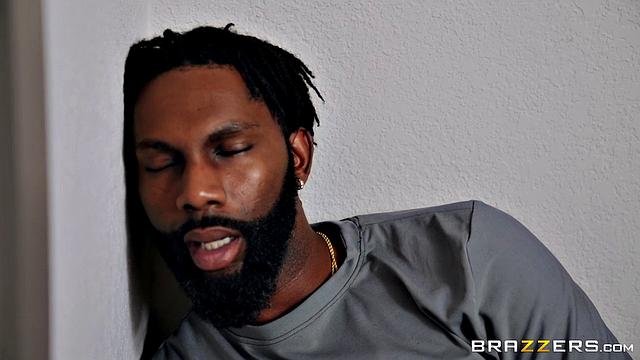 Халле Хэйес страстно соблазняет друга брата и учит его трахаться по-взрослому в спальне и душе.