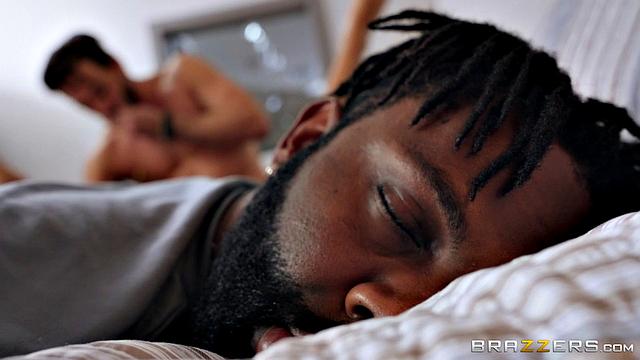 Халле Хэйес страстно соблазняет друга брата и учит его трахаться по-взрослому в спальне и душе.