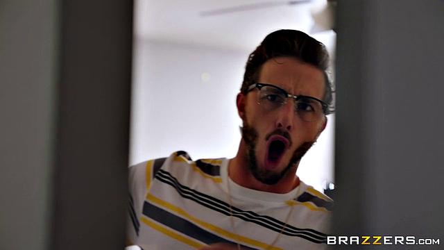 Халле Хэйес страстно соблазняет друга брата и учит его трахаться по-взрослому в спальне и душе.