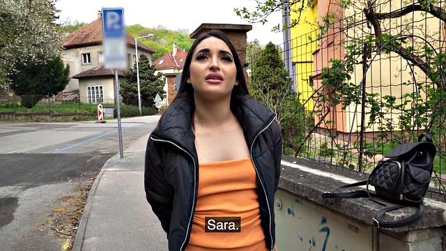 жаркая траха на улице, пышная стерва не может насытиться белым хуем