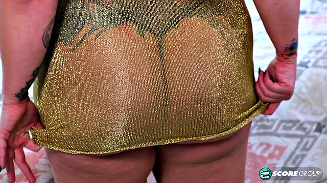 Эмбер Стивенс трёт свои огромные сиськи и заливает простыни