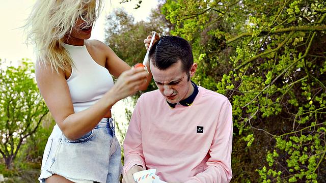 татуированная латинка-мачеха делает пасынку анальный подарок на день рождения