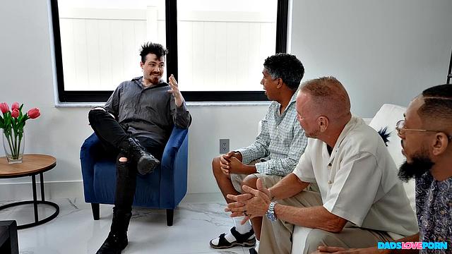 смотри, как зрелые мужики соревнуются за секс с порнозвездой