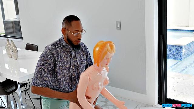 смотри, как зрелые мужики соревнуются за секс с порнозвездой