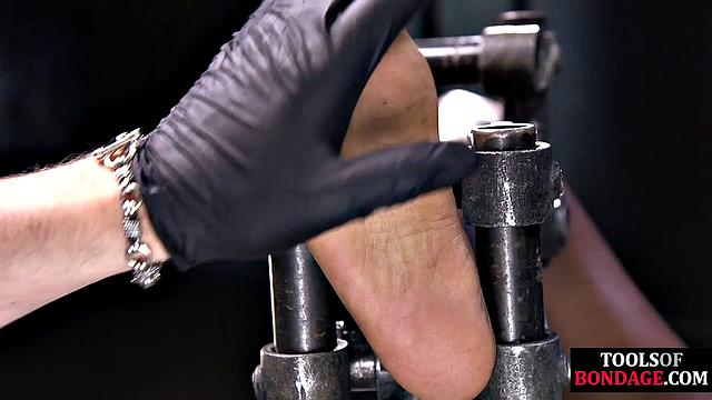 Худая чернокожая наказывает тело в жесткой бондаж-сессии с господином.