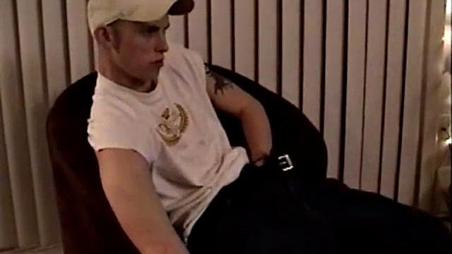 Парень дрочит за деньги и заливает спермой