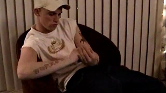 Парень дрочит за деньги и заливает спермой