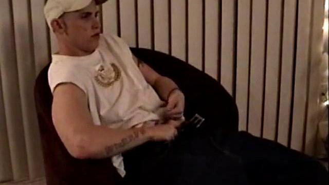 Парень дрочит за деньги и заливает спермой