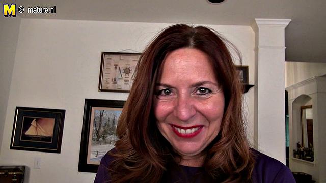 опытная американская мамочка играет с собой и заводится