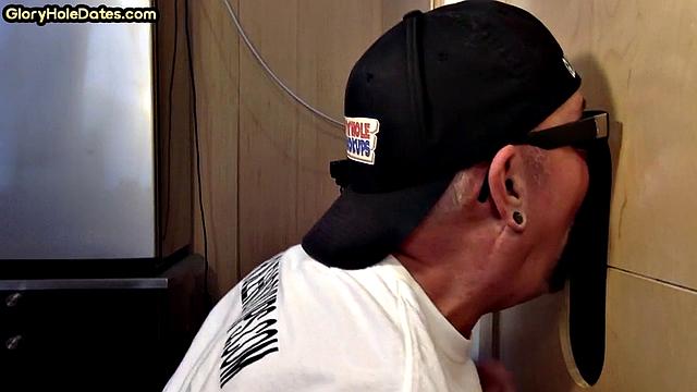 Папик дома сосёт у чёрного на глори, чёрт знает, кто удивился больше