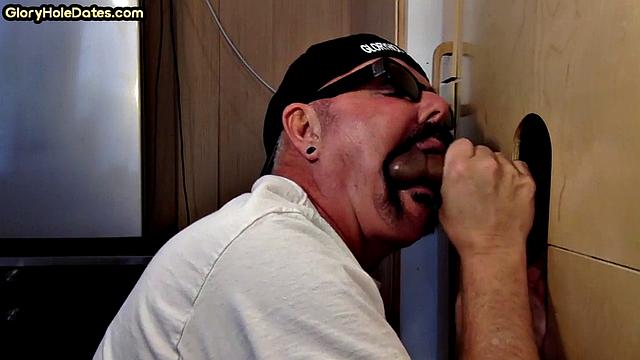 Папик дома сосёт у чёрного на глори, чёрт знает, кто удивился больше