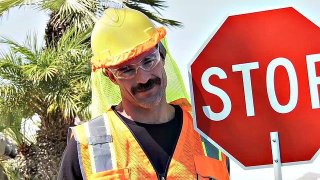 блондинка с большими сиськами трахается с рабочим у себя дома