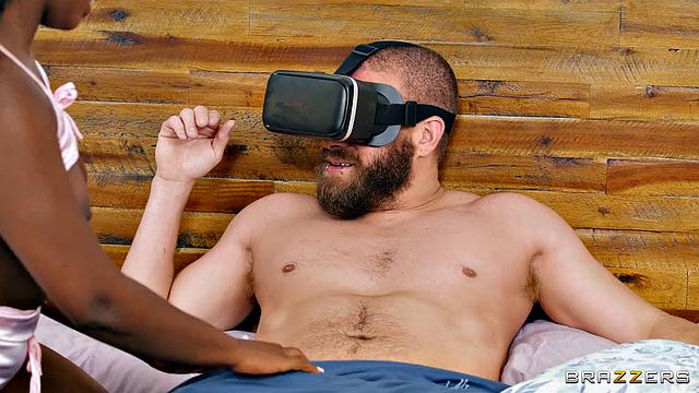 Элси дарит Ксандеру шлем VR, чтобы трахнуть его в реале пока он дрочит в виртуалке - день рождения на новый лад!