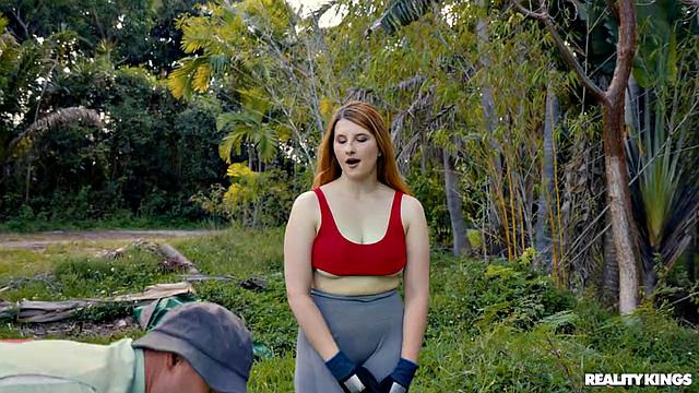 Bess Breast и Abigaiil Morris моются вместе и трахаются с инструктором на природе