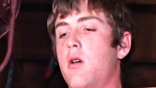 Зак Перри: скучно одному - зато рука всегда рядом, гей дрочка с финалом на камеру.