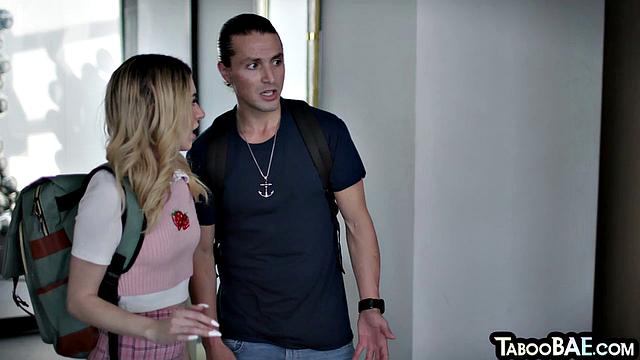 блондинка в очках влипла в групповуху и смеётся над этим