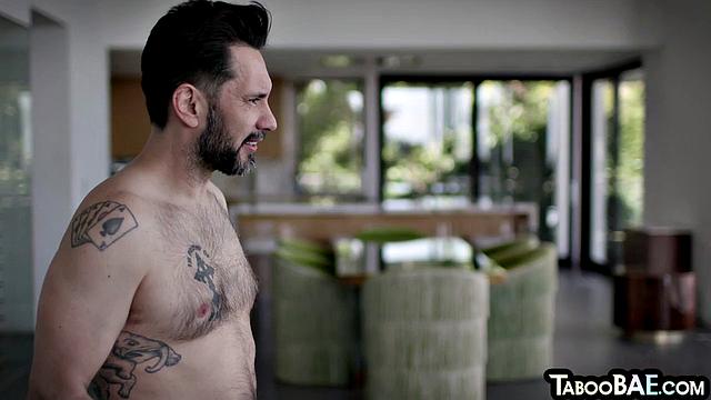 блондинка в очках влипла в групповуху и смеётся над этим