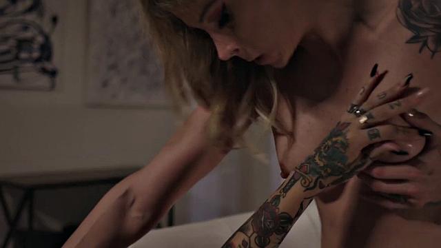 Пышногрудая транса доказывает подруге, что скучать не придётся