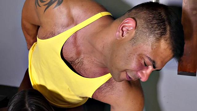 Сначала прикольный минет, потом жаркий тройничок с юмором