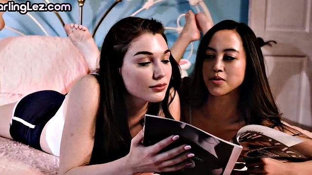 Азиатка вылизывает волосатую киску подруги