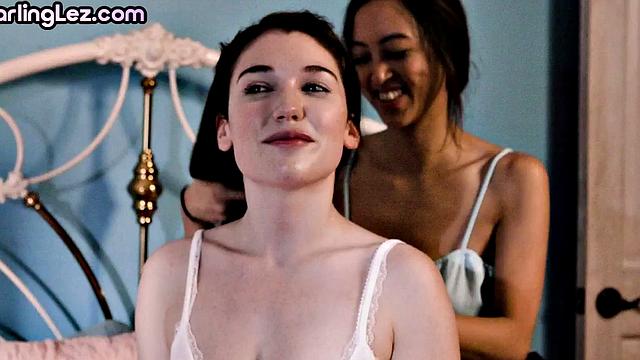 Азиатка вылизывает волосатую киску подруги