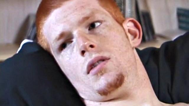 тристан смотрит гей-порно, дрочит и мощно кончает