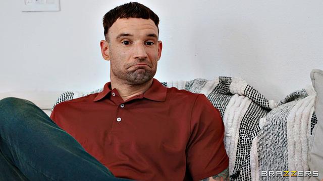 няня с рыжими волосами сводит с ума хозяина в спальне