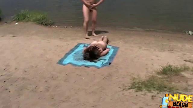 голые пары жарко трахаются прямо на пляже