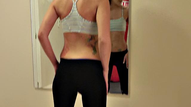 похотливая татуированная телка получает жесткий анальный трах в pov