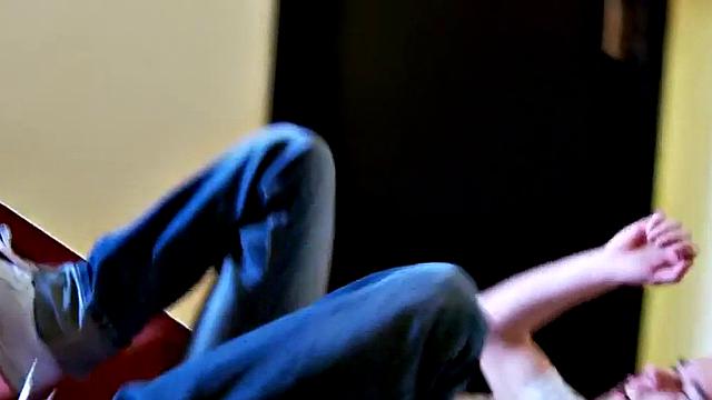 милфы-домины трахают привязанного лузера страпоном в подземелье