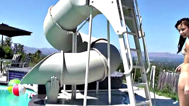 bailey с жадностью лижет зрелую киску на свежем воздухе