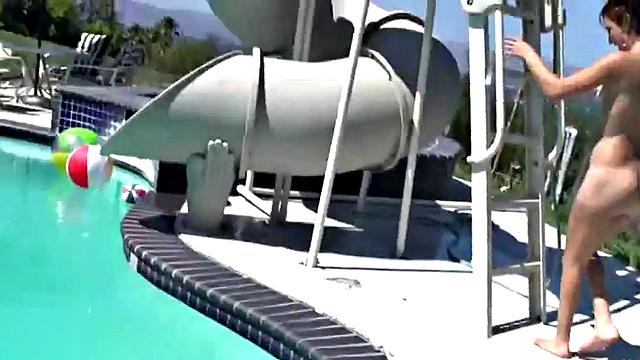 bailey с жадностью лижет зрелую киску на свежем воздухе