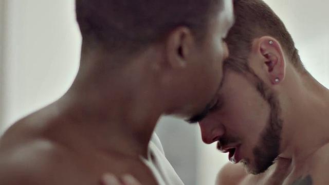 подкачанный черный трахается впритык без гондона с белым парнем в жесткой межрасовой порке