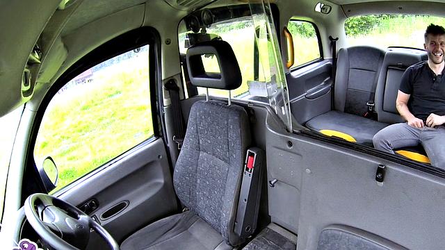 Блондинка-таксистка с татуировками залила заднее сиденье - ох уж этот догги в такси