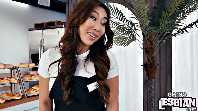 азиатские красотки в откровенном белье нежно лижут и ласкают друг друга