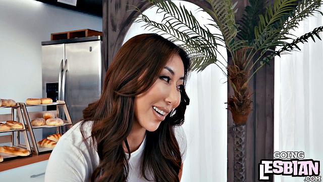 Asian lesbo gets licked by Asian bae 