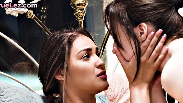 лесби-шалунишки: страстный поцелуй и сразу пальчики в игре