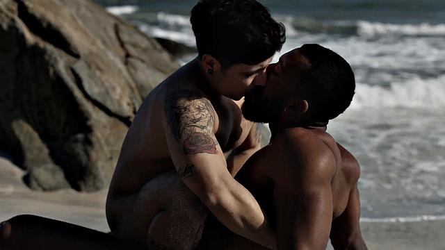 белые качки трахаются на пляже, а потом ищут крем не только от солнца