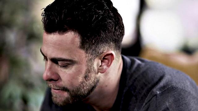 татуированная блондинка- падчерица трахается с отчимом в анал на кровати