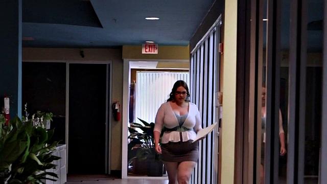 сексуальная сотрудница снова путает отчеты с минетом