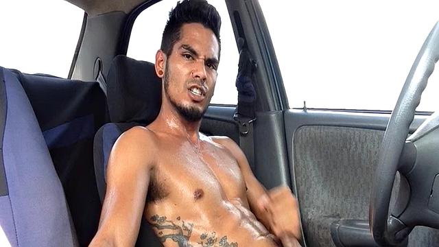 Damian Cruz дрочит свой здоровый член, мышцы напряжены до предела