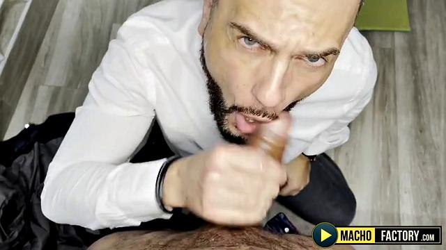Похотливая риэлторша теряет концентрацию и получает по-живому прямо на жарном показе