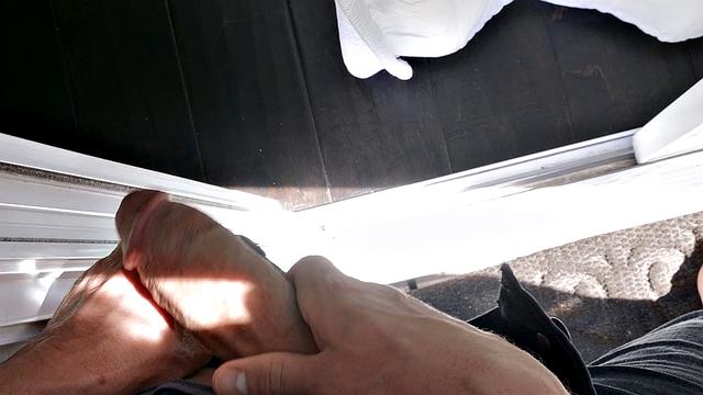 парень думает, что это игра в гости, а друг уже раздвигает подружку